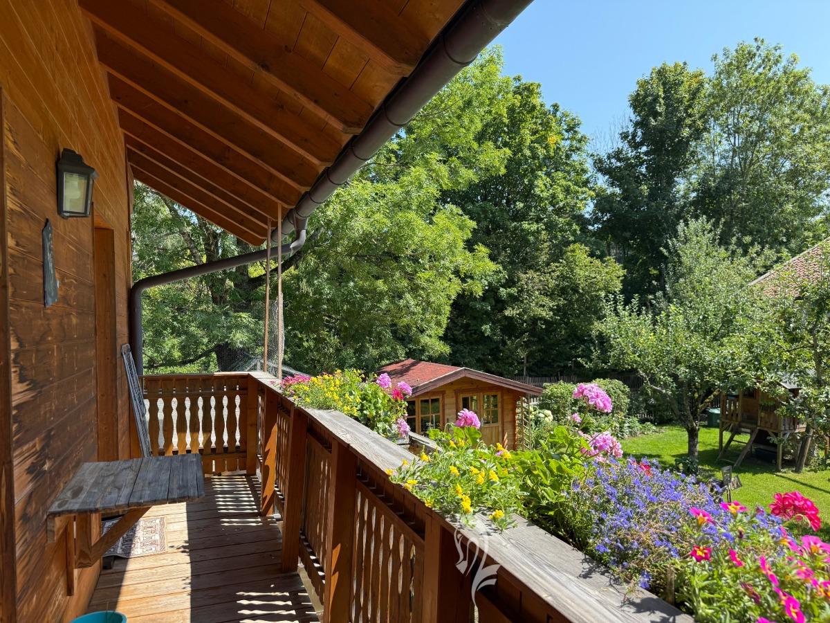 Aussicht vom Balkon in den Garten