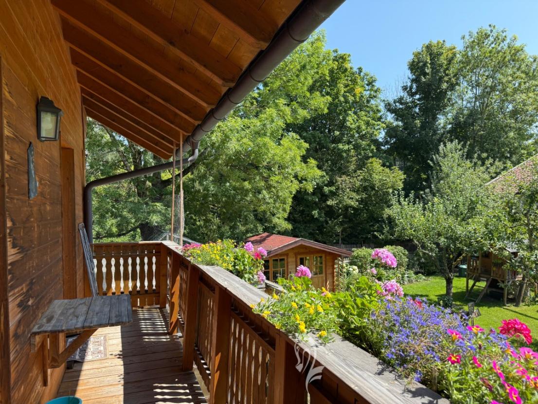 Aussicht vom Balkon in den Garten