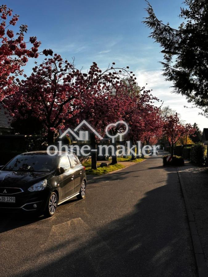 Wohnstraße im Frühling