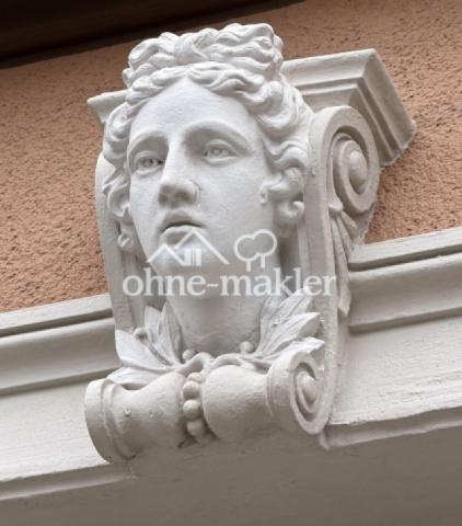 Kopf über Fenstergewand