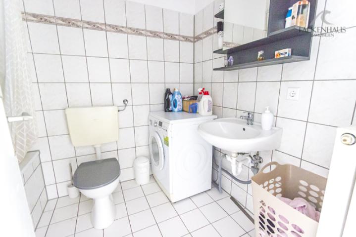 Badezimmer mit Platz für Ihre Waschmaschine