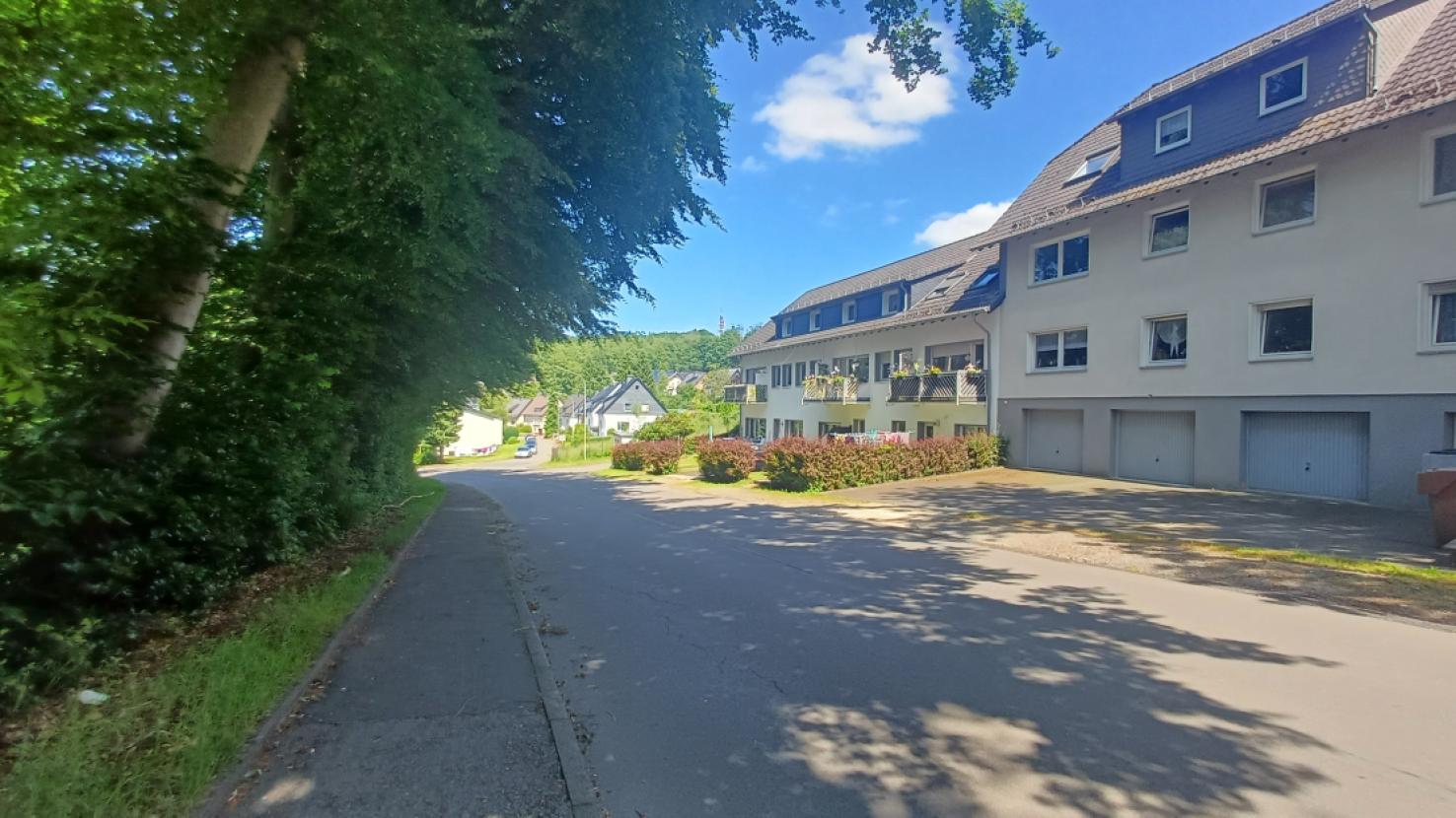 Straße am Grundstück Richtung Ort