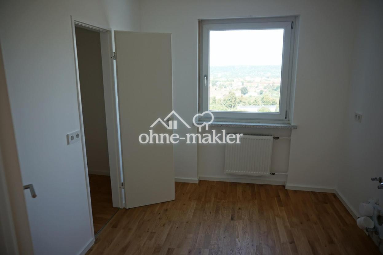 große Küche mit Speisekammer