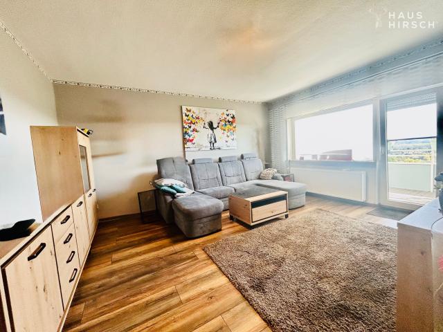 Wohnzimmer m. Zugang zum Balkon