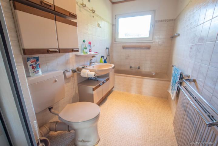 Badezimmer mit Dusche/Badewanne Erdgeschoss