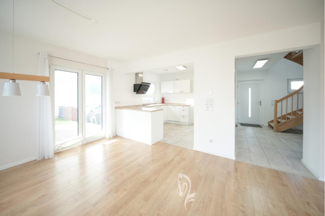 Wohn,- Esszimmer, Blick in die Küche