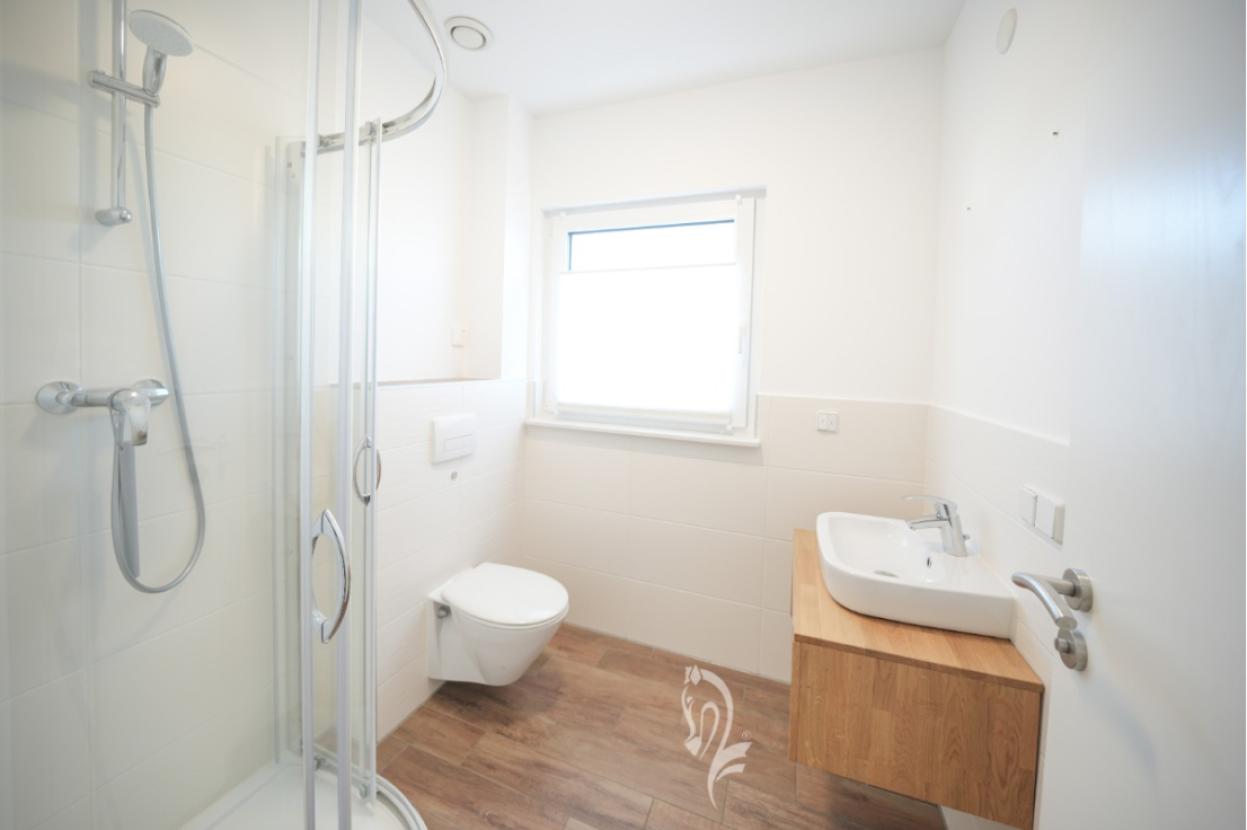 Bad mit Dusche EG