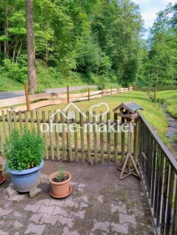 Grundstück entlang der Straße