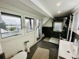 Badezimmer mit Balkon