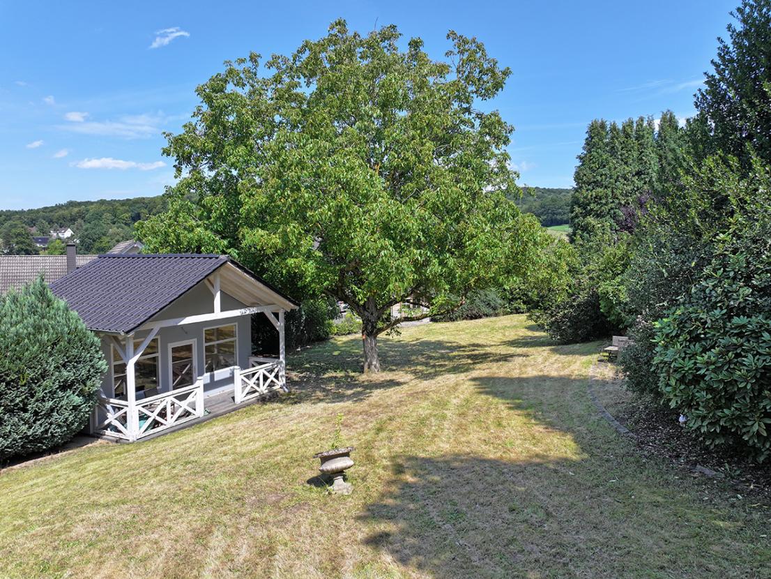 Gartenbereich mit Baugrundstück