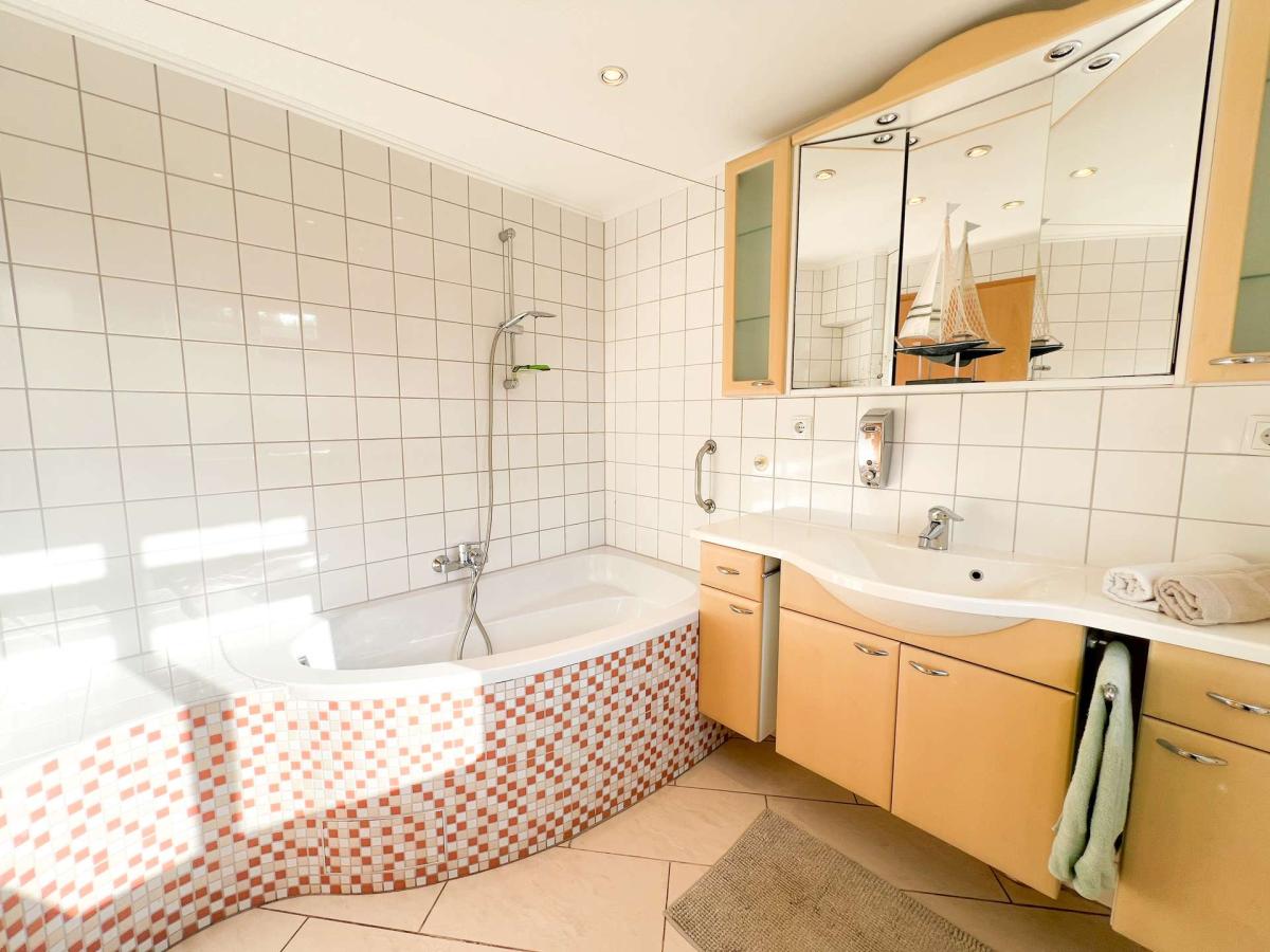 EG Badezimmer mit Wanne (2)