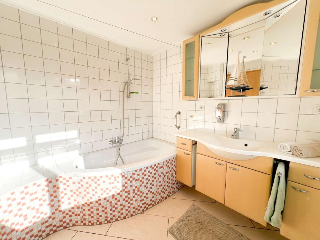 EG Badezimmer mit Wanne (2)