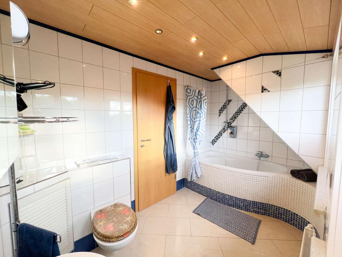 OG Badezimmer mit Wanne (1)