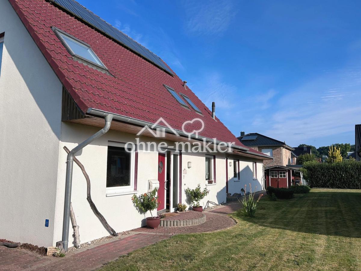 Haus mit Anbau von vorn