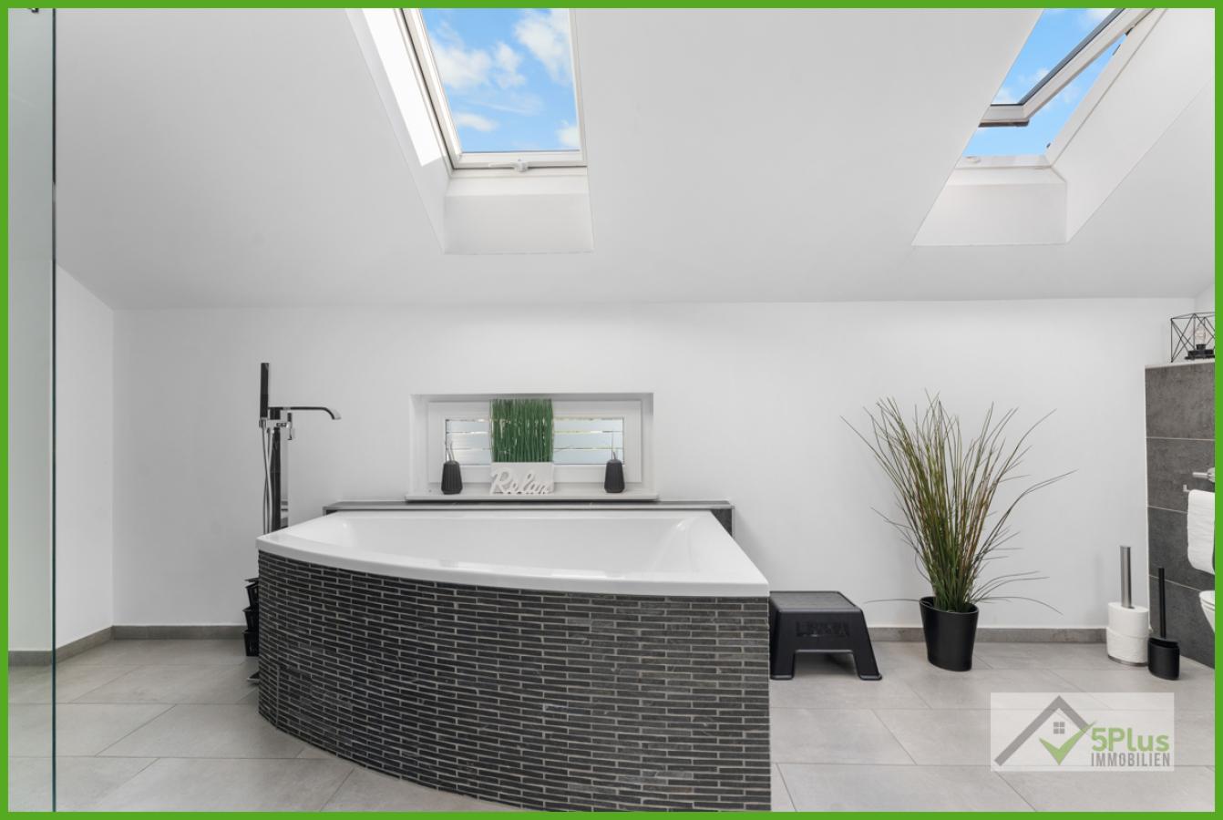 5Plus Immo Haus zum Kauf Inden/Altdorf Elternbadezimmer