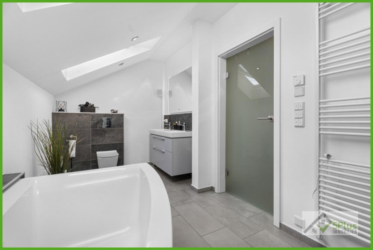 5Plus Immo Haus zum Kauf Inden/Altdorf Elternbadezimmer