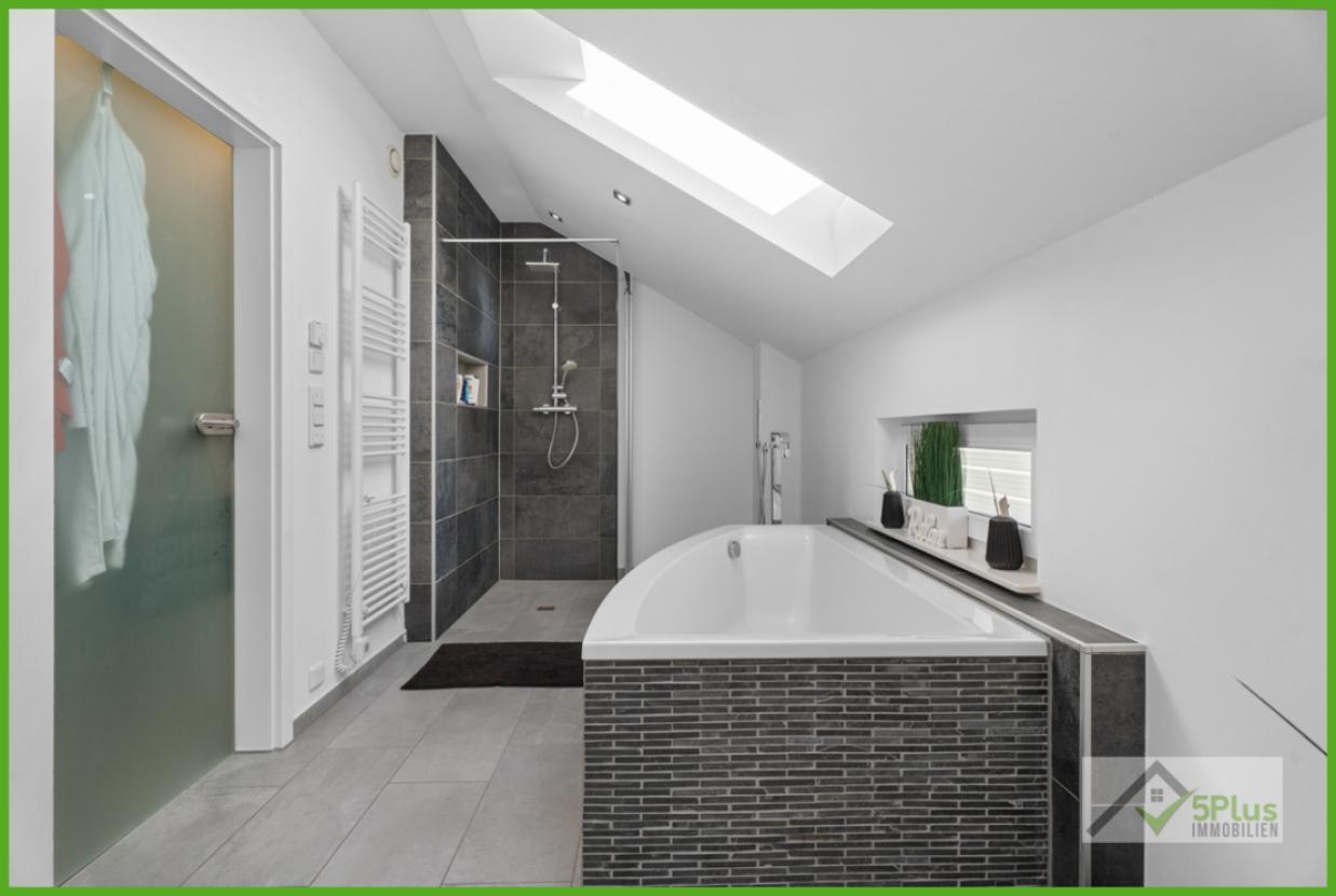 5Plus Immo Haus zum Kauf Inden/Altdorf Elternbadezimmer