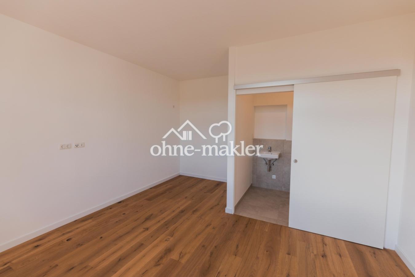 Schlafzimmer mit kleinem Bad