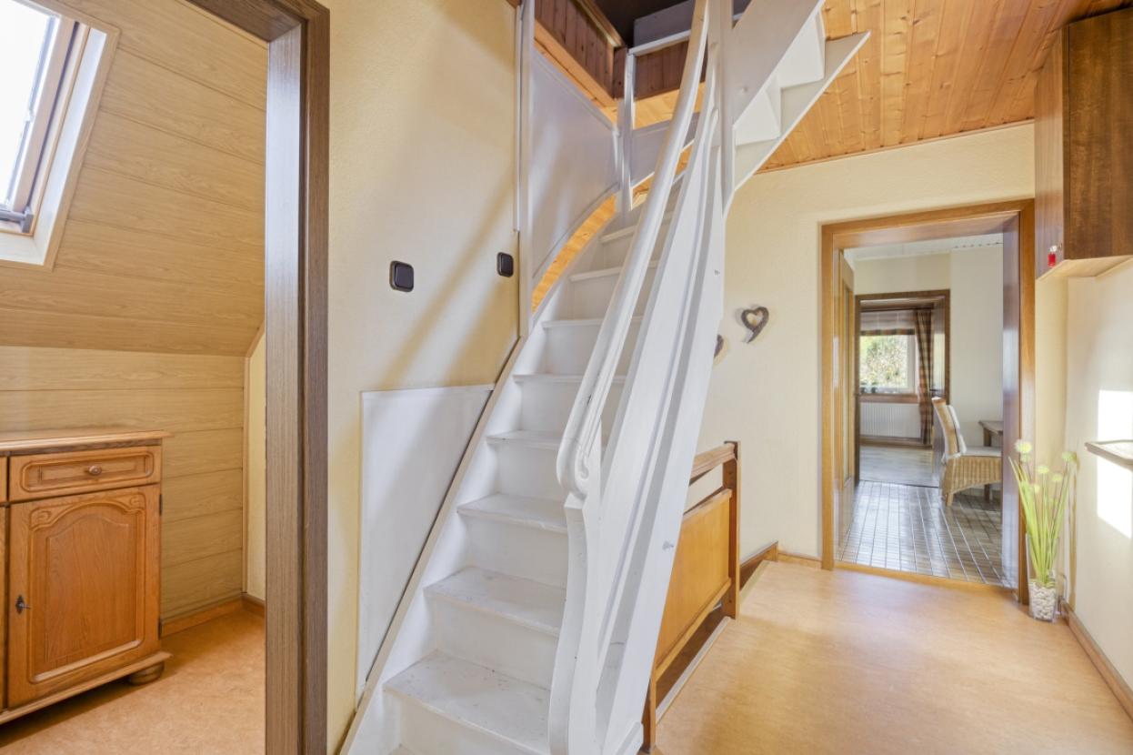 Flur OG und Treppe zum DG