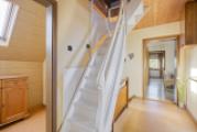 Flur OG und Treppe zum DG
