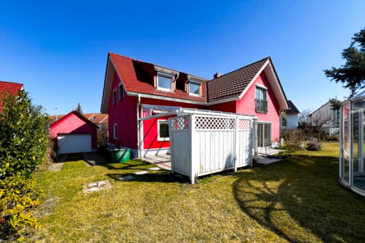 Großes Haus mit Garage