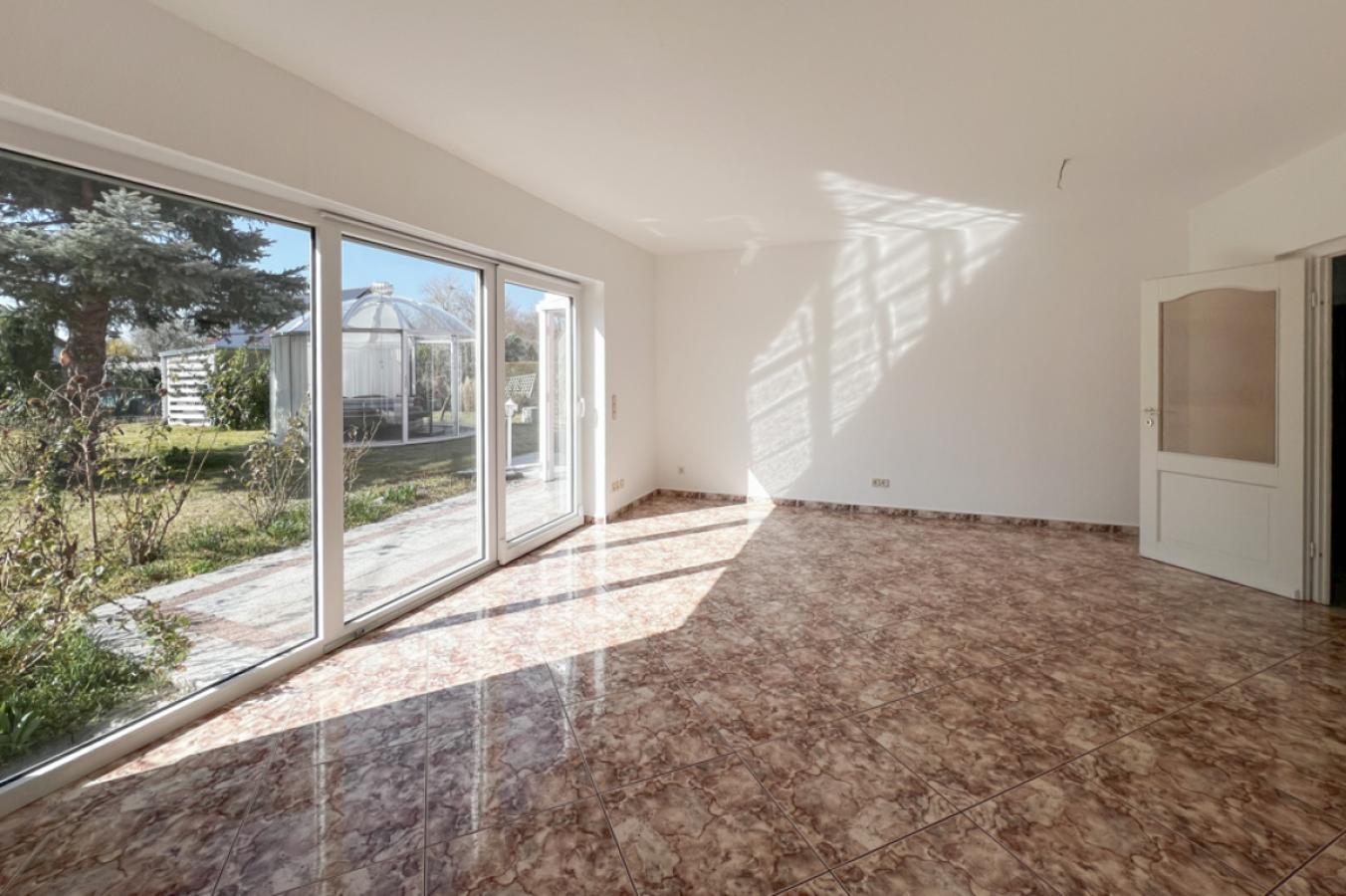 Große Fensterfront zum Garten