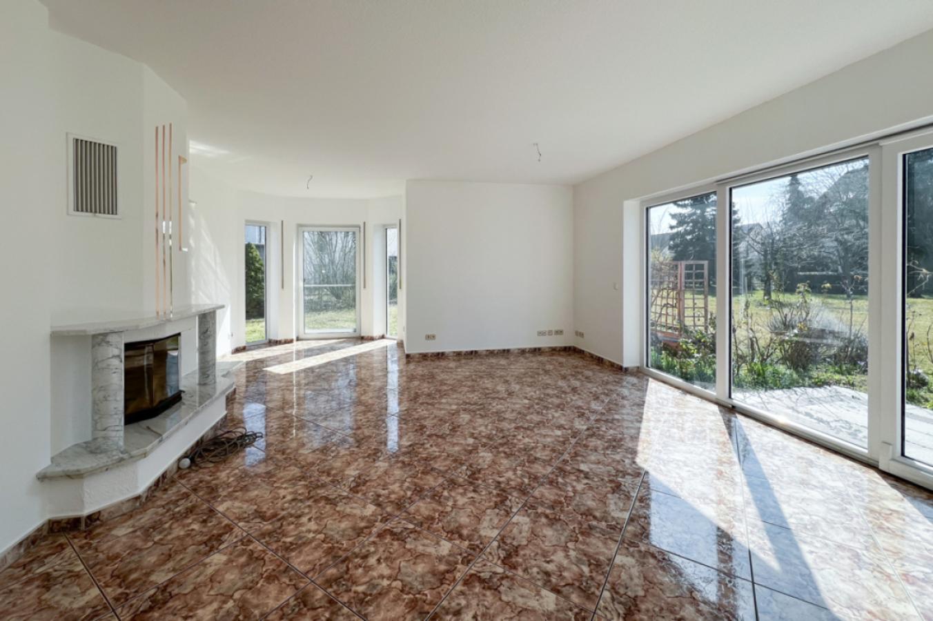 Helles Wohnzimmer mit Kamin