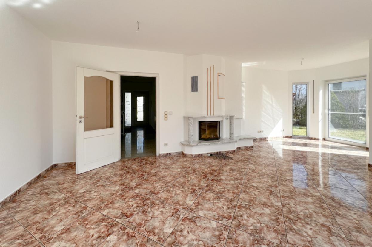 Helles Wohnzimmer mit hochwertigem Fliesenboden