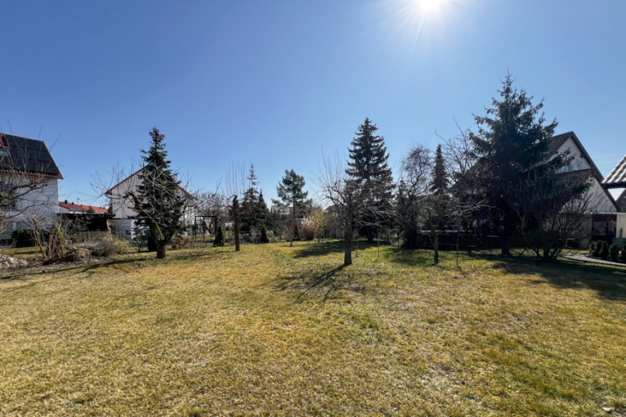 Großer gepflegter Garten_