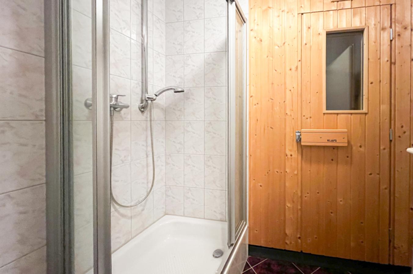 Sauna und Dusche im KG