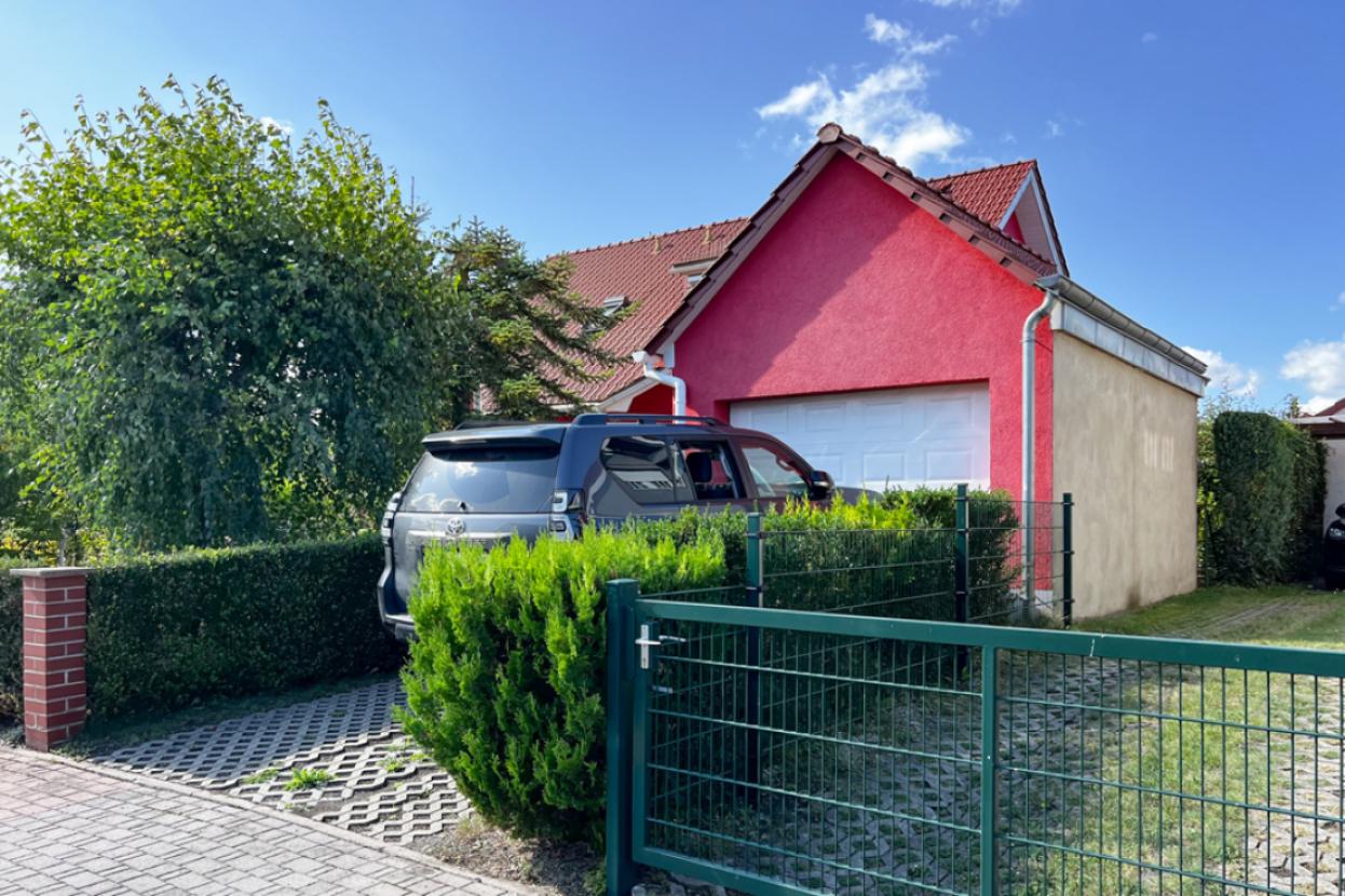 Garage neben dem Haus