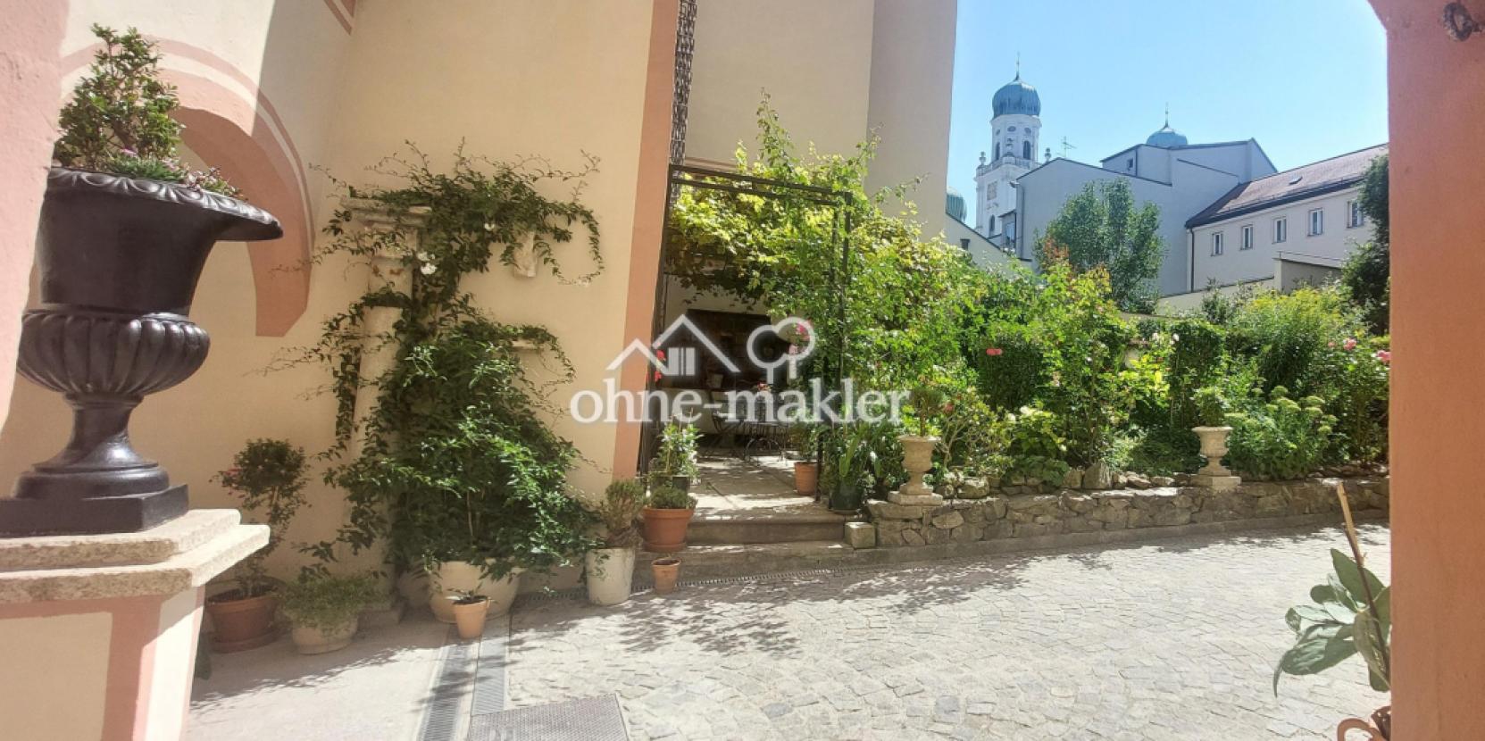 Blick auf Dom und Garten