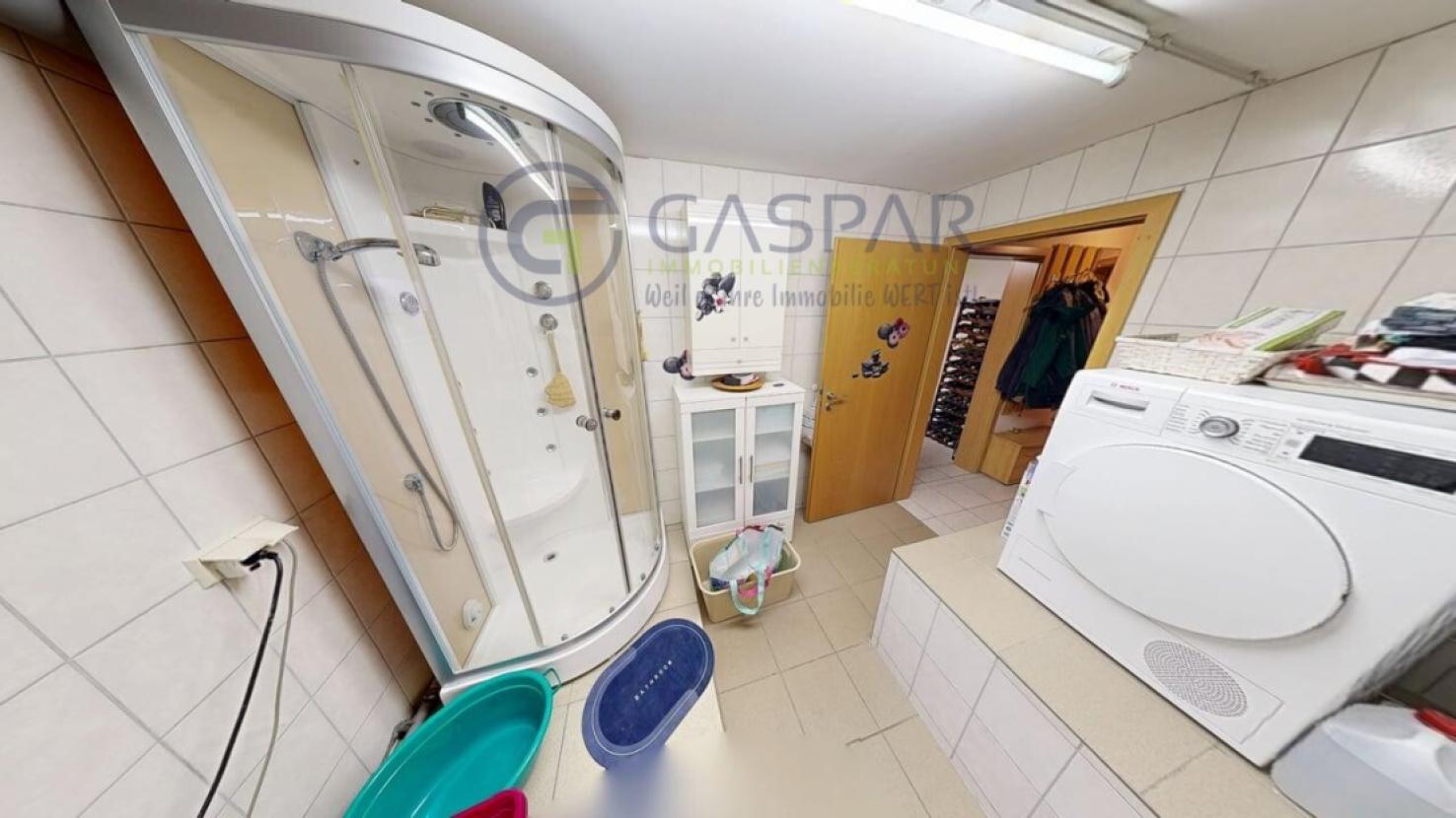 Waschküche mit Dusche