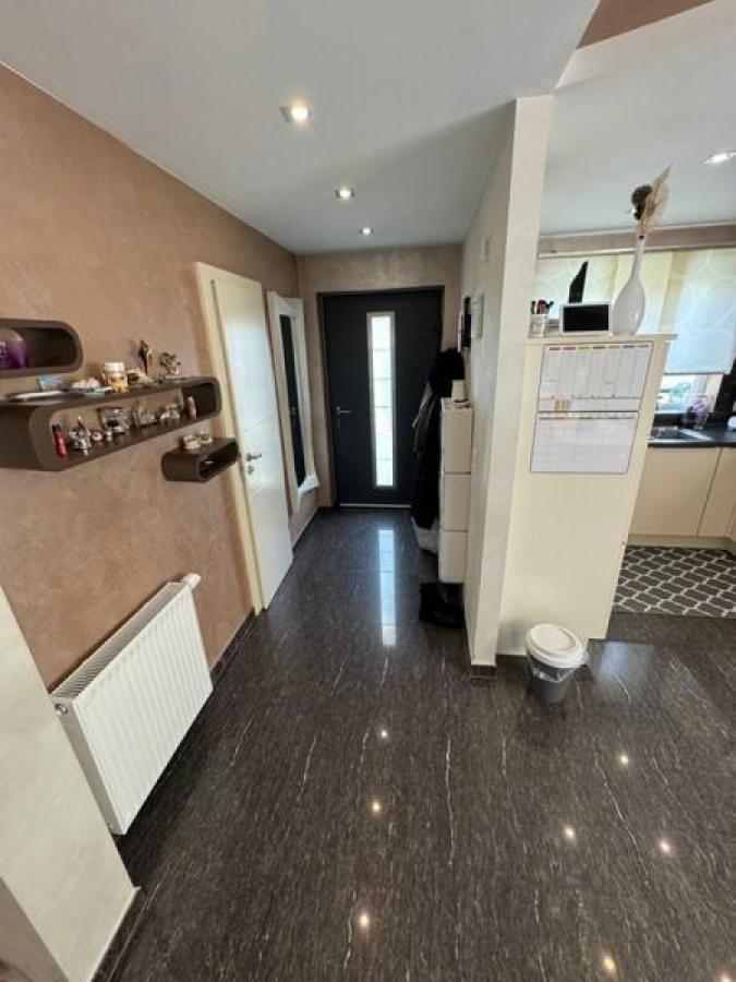 7 Flur zum Haupteingang und rechts Küche