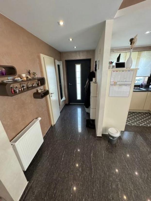 7 Flur zum Haupteingang und rechts Küche