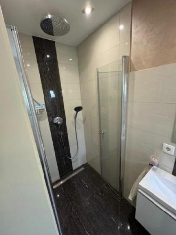 8 Gäste WC mit barrierefreier Dusche