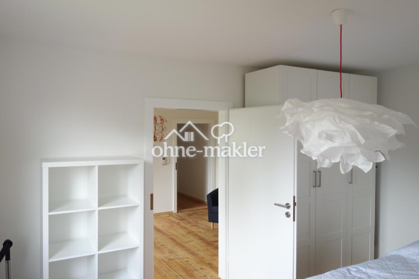 Schlafzimmer, Blick ins Wohnzi