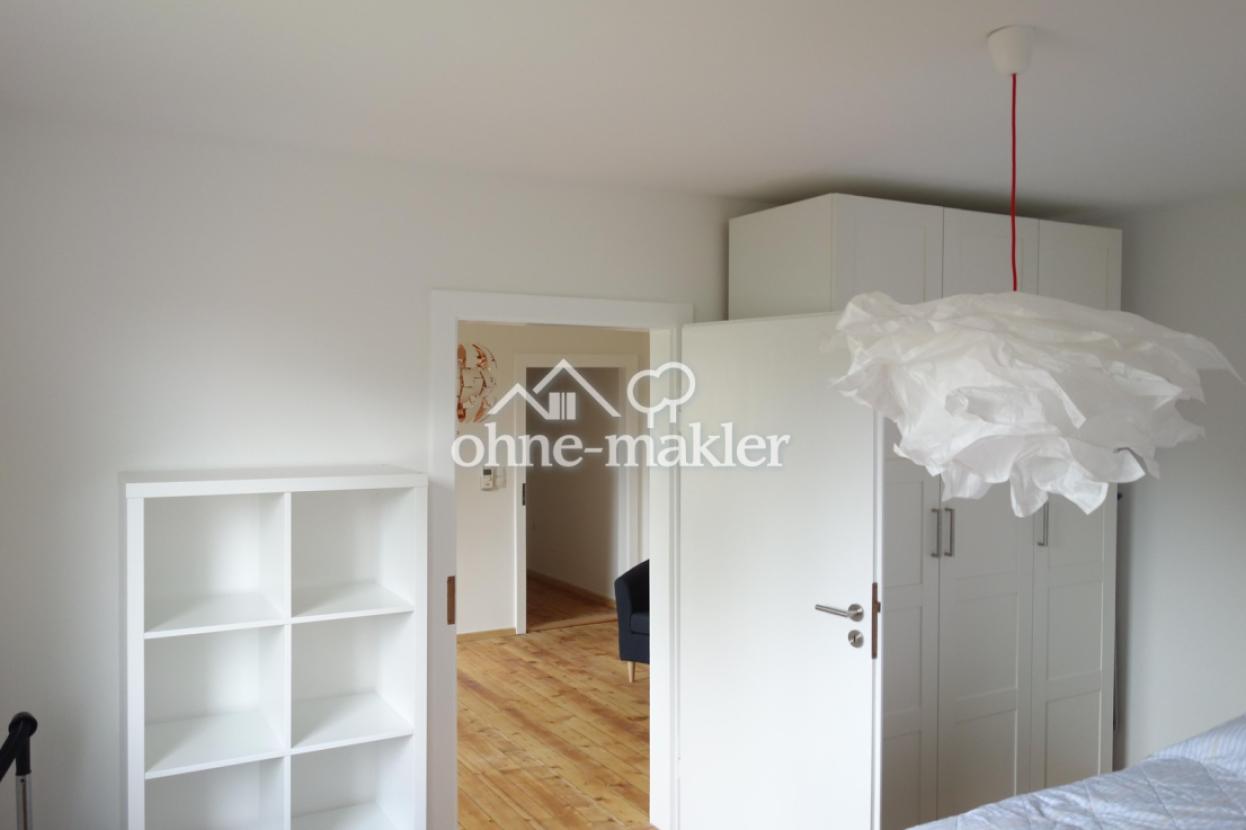 Schlafzimmer, Blick ins Wohnzi