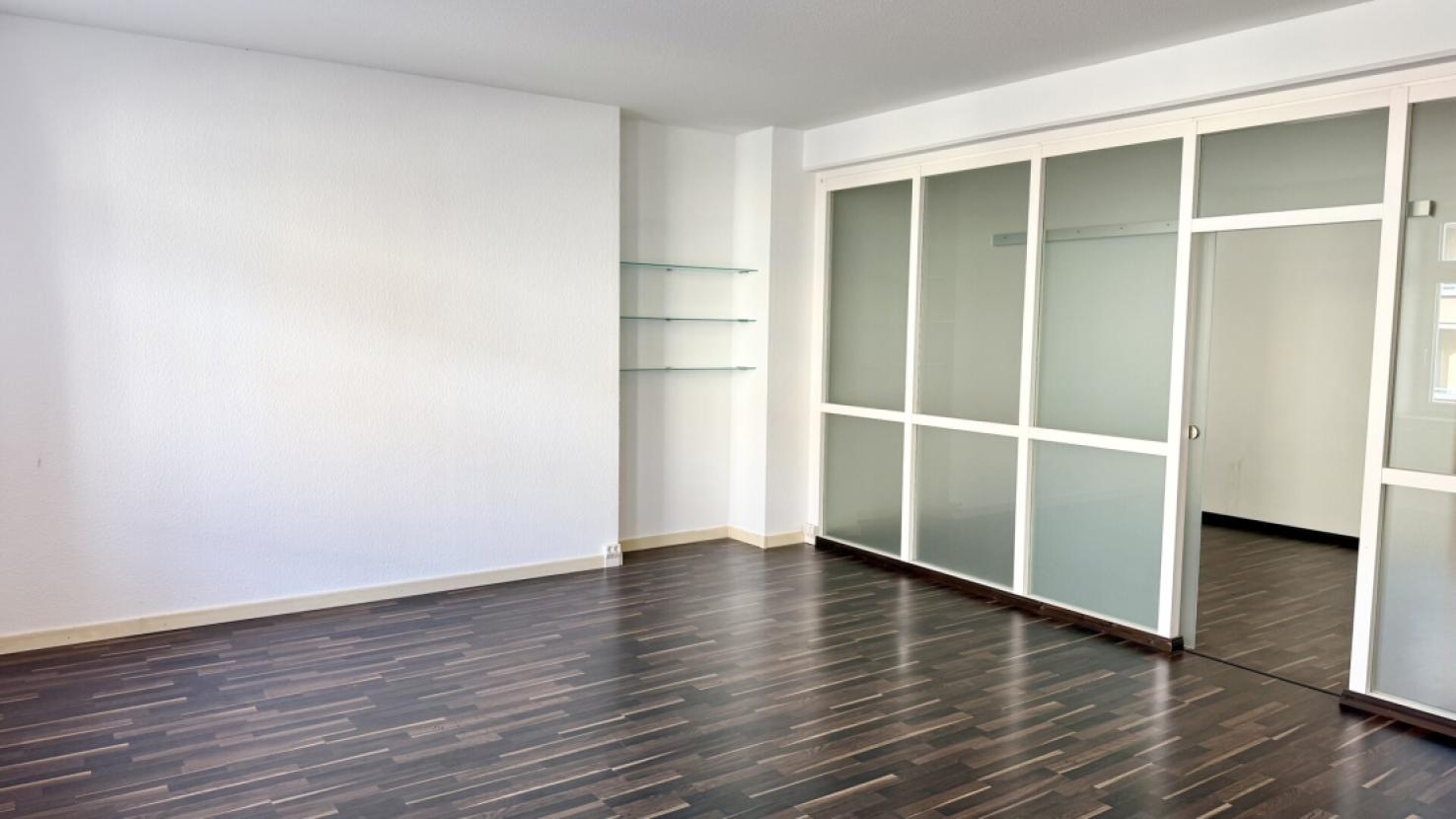 Großzügiges und lichtdurchflutetes Wohnzimmer