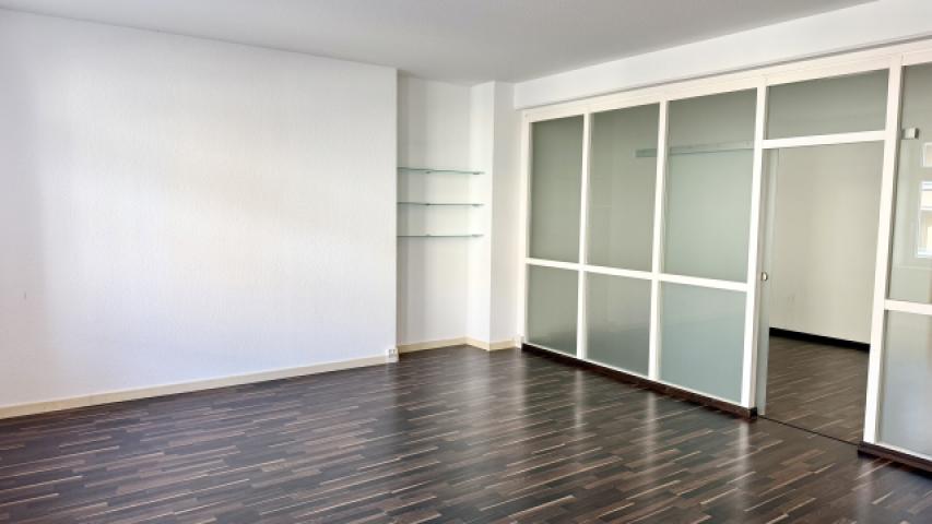 Großzügiges und lichtdurchflutetes Wohnzimmer