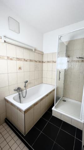 Bad - separate Dusche und Badewanne