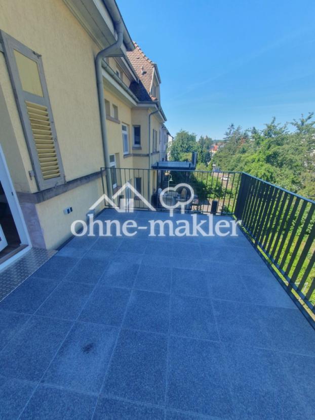 Baugleicher Balkon Nachbarhaus