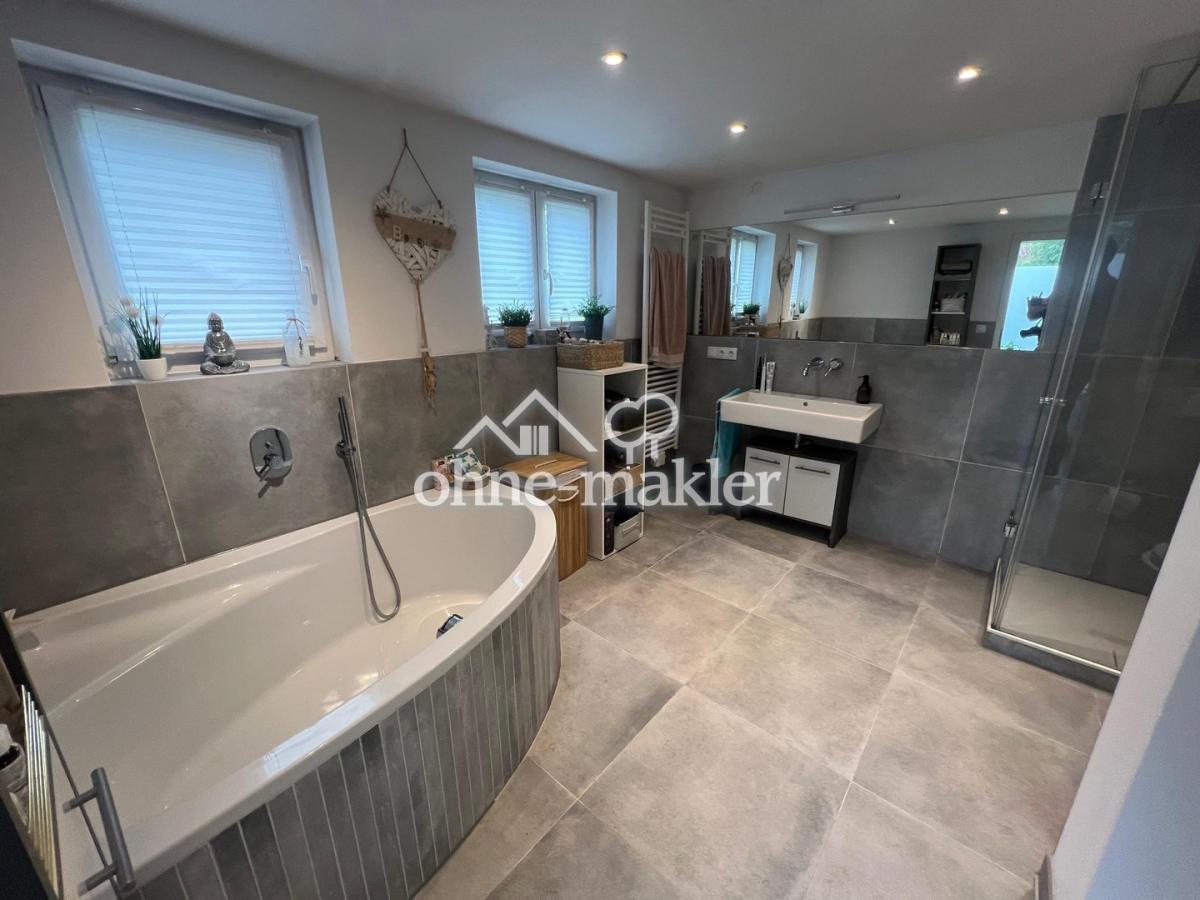 EG Bad mit Wanne und Dusche