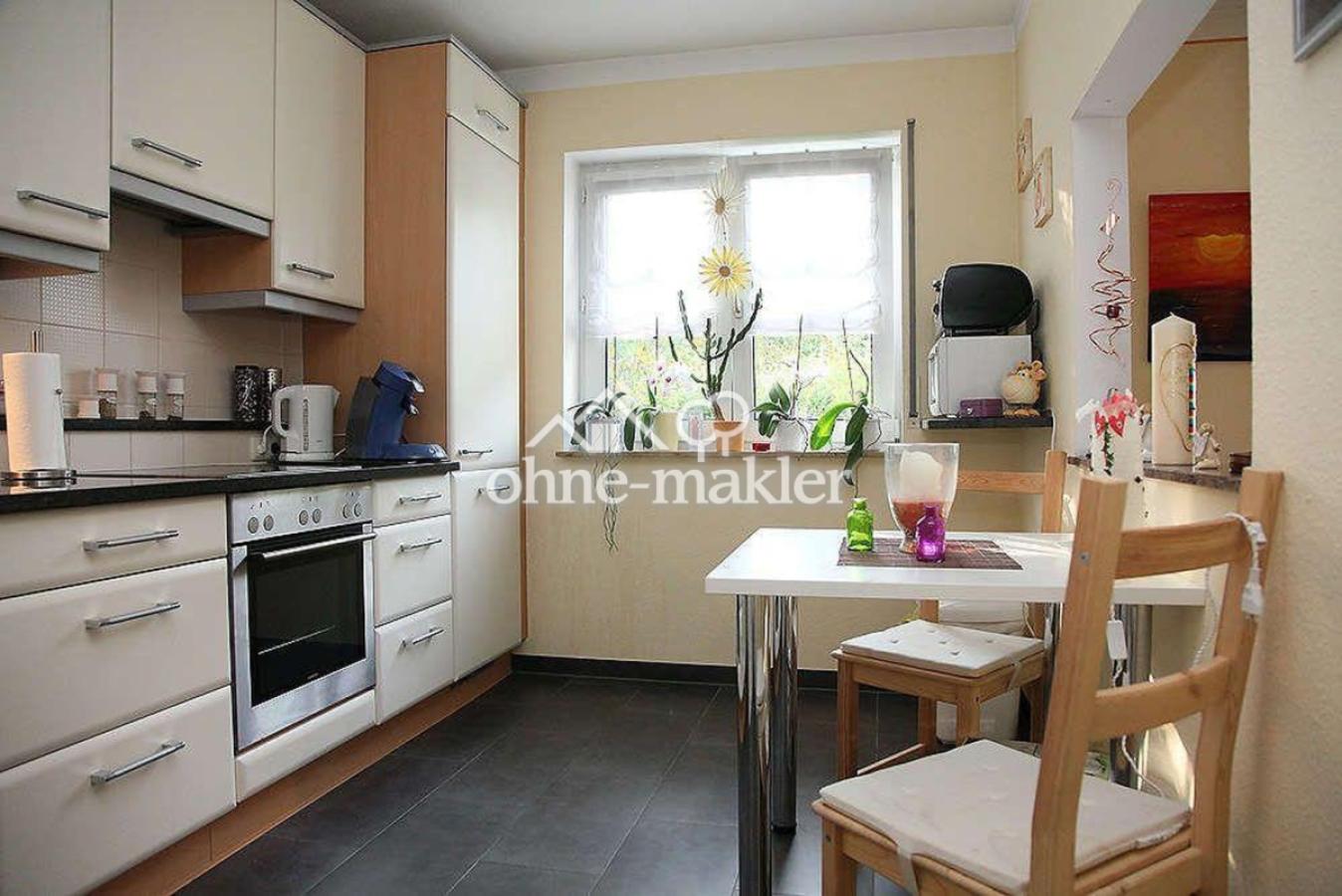 Küche mit Durchreiche