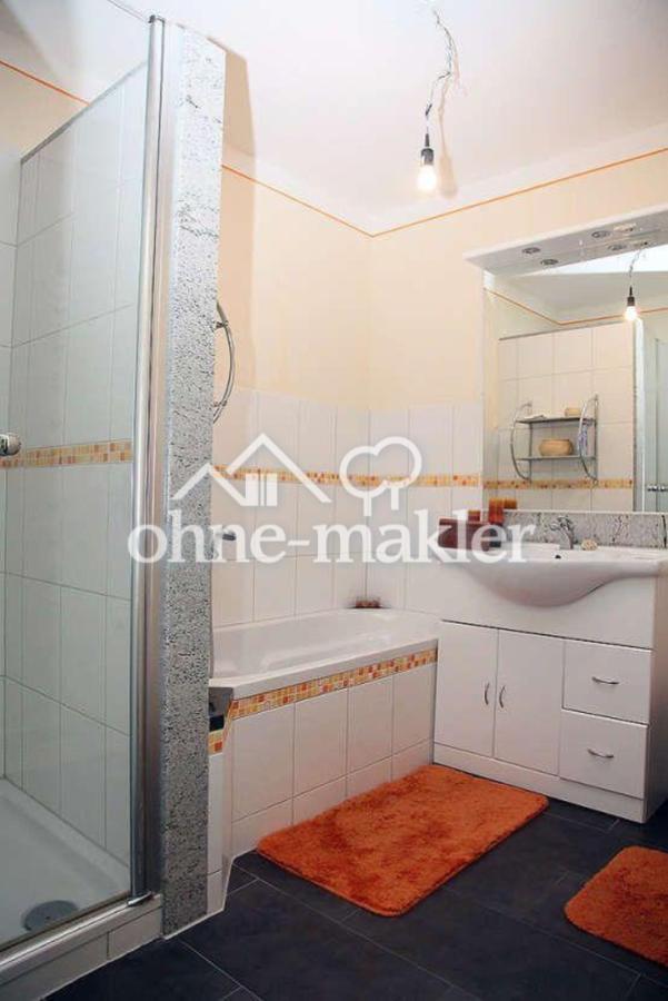 Bad mit Dusche und Wanne