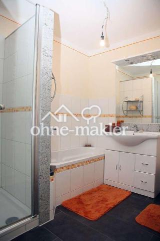 Bad mit Dusche und Wanne