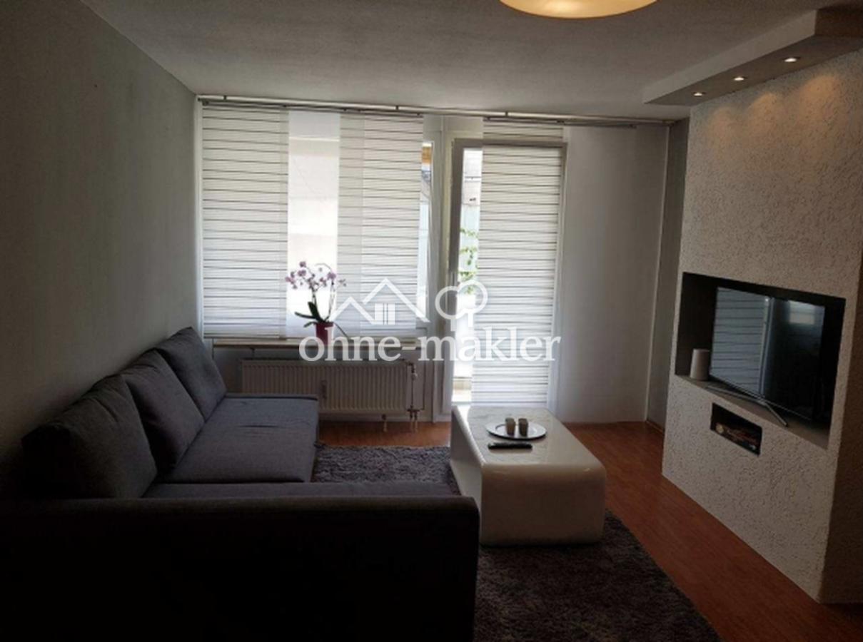 Wohnzimmer mit Balkontüre 