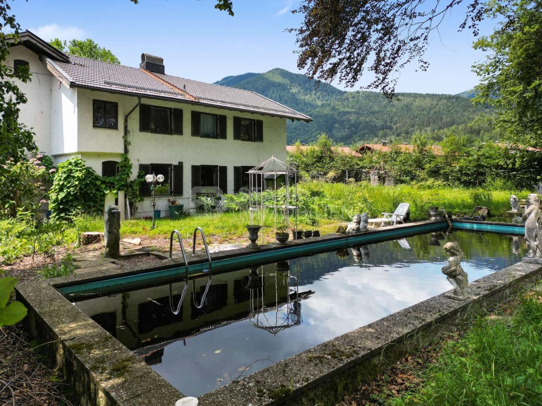 Außenansicht mit Pool