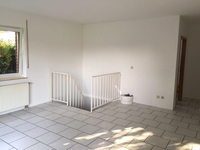 Wohnzimmer mit Abgang zum Souterrain