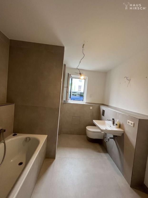 Badezimmer mit Wanne und Bad